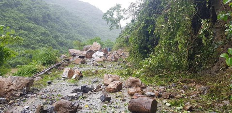 Lở núi, đá đè tử vong bà cụ 76 tuổi, 2 người bị thương - Ảnh 1. Lở núi, đá đè tử vong bà cụ 76 tuổi, 2 người bị thương - Ảnh 1.