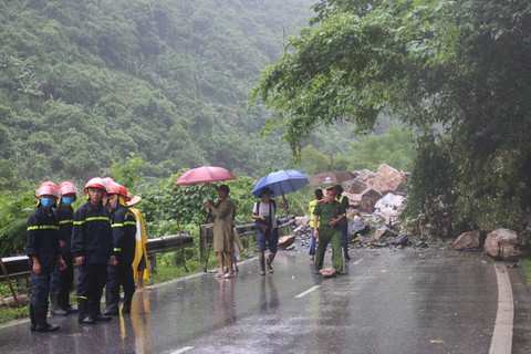 Lở núi, đá đè tử vong bà cụ 76 tuổi, 2 người bị thương - Ảnh 3. Lở núi, đá đè tử vong bà cụ 76 tuổi, 2 người bị thương - Ảnh 3.