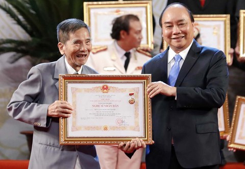 Lễ trao tặng danh hiệu NSND: Minh Vương, Trần Hạnh được vỗ tay không ngớt - Ảnh 1. Lễ trao tặng danh hiệu NSND: Minh Vương, Trần Hạnh được vỗ tay không ngớt - Ảnh 1.