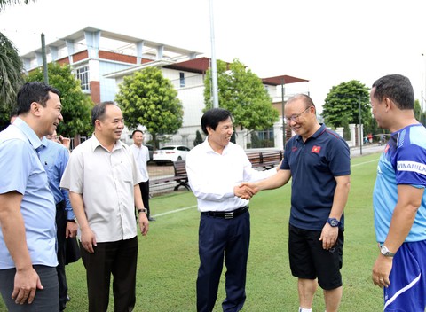 Bộ trưởng Nguyễn Ngọc Thiện thăm thầy trò HLV Park Hang Seo - Ảnh 2. Bộ trưởng Nguyễn Ngọc Thiện thăm thầy trò HLV Park Hang Seo - Ảnh 2.