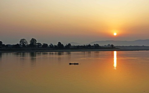 Gặp sắc tím Myitkyina, thương bánh giầy Việt - Ảnh 5. Gặp sắc tím Myitkyina, thương bánh giầy Việt - Ảnh 5.