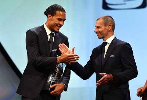 Vượt mặt Messi và Ronaldo, Van Dijk đoạt danh hiệu cầu thủ hay nhất mùa của UEFA - Ảnh 1. Vượt mặt Messi và Ronaldo, Van Dijk đoạt danh hiệu cầu thủ hay nhất mùa của UEFA - Ảnh 1.