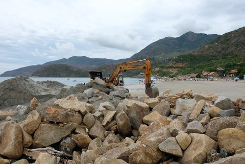 Con đê lấn biển trái phép đã 15 năm: Lại xin khất - Ảnh 3. Con đê lấn biển trái phép đã 15 năm: Lại xin khất - Ảnh 3.