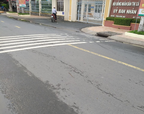 Xuất hiện vết nứt trước cửa UBND thị xã Tân Châu, người dân lo lắng - Ảnh 1. Xuất hiện vết nứt trước cửa UBND thị xã Tân Châu, người dân lo lắng - Ảnh 1.