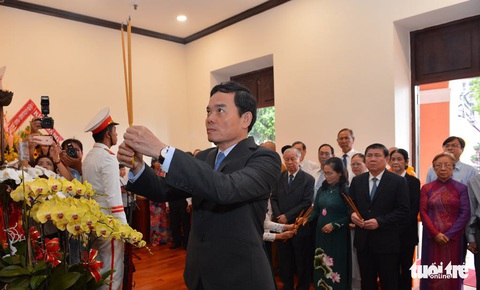 Lãnh đạo TP.HCM tưởng niệm Chủ tịch Hồ Chí Minh và Chủ tịch Tôn Đức Thắng - Ảnh 2. Lãnh đạo TP.HCM tưởng niệm Chủ tịch Hồ Chí Minh và Chủ tịch Tôn Đức Thắng - Ảnh 2.