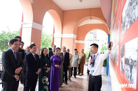 Lãnh đạo TP.HCM tưởng niệm Chủ tịch Hồ Chí Minh và Chủ tịch Tôn Đức Thắng - Ảnh 4. Lãnh đạo TP.HCM tưởng niệm Chủ tịch Hồ Chí Minh và Chủ tịch Tôn Đức Thắng - Ảnh 4.