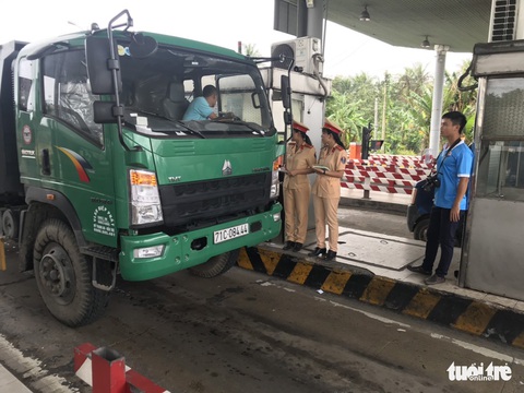 Phát tờ rơi cảnh báo kẹt xe tại cầu Rạch Miễu dịp lễ 2-9 - Ảnh 4. Phát tờ rơi cảnh báo kẹt xe tại cầu Rạch Miễu dịp lễ 2-9 - Ảnh 4.