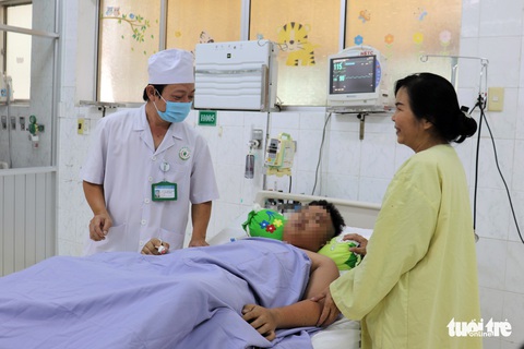 Cứu sống bé trai bị sốc sốt xuất huyết cực nặng - Ảnh 1. Cứu sống bé trai bị sốc sốt xuất huyết cực nặng - Ảnh 1.