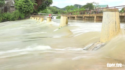 Nước lũ dâng cao đổ về làm ngập hơn 600ha hoa màu ở Thanh Hóa - Ảnh 2. Nước lũ dâng cao đổ về làm ngập hơn 600ha hoa màu ở Thanh Hóa - Ảnh 2.