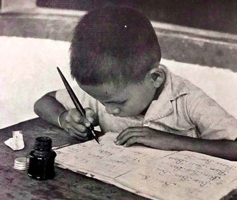 Cười thinh không, rồi chợt nhớ lại bóng hình thằng mình... Xa xôi mực tím - Ảnh 1. Cười thinh không, rồi chợt nhớ lại bóng hình thằng mình... Xa xôi mực tím - Ảnh 1.