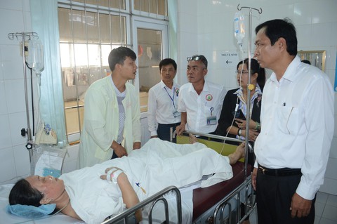 Cháy nhà, nhảy từ tầng 3 xuống, 4 người bị thương - Ảnh 2. Cháy nhà, nhảy từ tầng 3 xuống, 4 người bị thương - Ảnh 2.