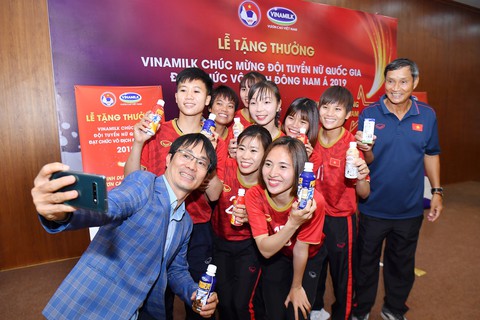 Vinamilk trao thưởng 1 tỉ đồng cho đội tuyển nữ Việt Nam - Ảnh 2. Vinamilk trao thưởng 1 tỉ đồng cho đội tuyển nữ Việt Nam - Ảnh 2.