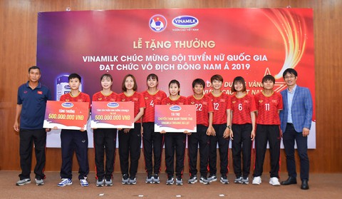 Vinamilk trao thưởng 1 tỉ đồng cho đội tuyển nữ Việt Nam - Ảnh 1. Vinamilk trao thưởng 1 tỉ đồng cho đội tuyển nữ Việt Nam - Ảnh 1.