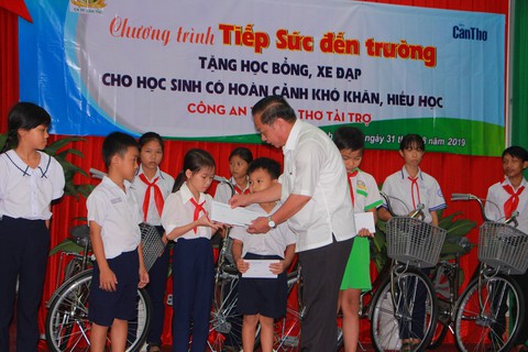 1 triệu đồng học bổng, chiếc xe đạp và niềm vui của học trò nghèo Cần Thơ - Ảnh 1. 1 triệu đồng học bổng, chiếc xe đạp và niềm vui của học trò nghèo Cần Thơ - Ảnh 1.