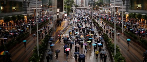 Hong Kong bắt 3 nghị sĩ chống đối chính quyền - Ảnh 1.
