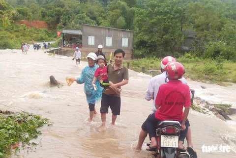 3 giờ giải cứu bốn nam thanh niên mắc kẹt giữa sông do lũ dữ - Ảnh 2. 3 giờ giải cứu bốn nam thanh niên mắc kẹt giữa sông do lũ dữ - Ảnh 2.