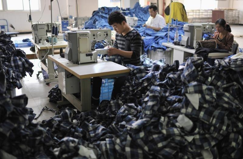 92% hàng may mặc Trung Quốc vào Mỹ tăng giá từ 1-9 vì bị áp thêm thuế - Ảnh 2. 92% hàng may mặc Trung Quốc vào Mỹ tăng giá từ 1-9 vì bị áp thêm thuế - Ảnh 2.