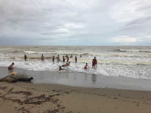 Trót đi biển ngày mưa gió cũng phải tắm chút - Ảnh 3. Trót đi biển ngày mưa gió cũng phải tắm chút - Ảnh 3.