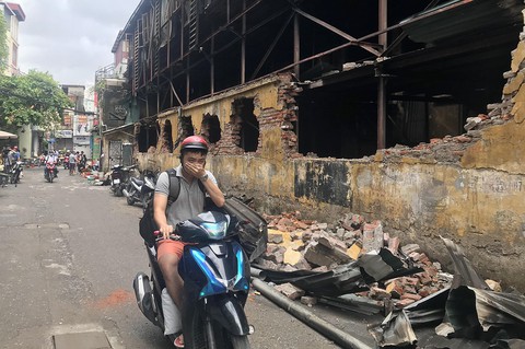 Vụ cháy công ty Rạng Đông: Phường rút khuyến cáo, dân vẫn lo - Ảnh 1. Vụ cháy công ty Rạng Đông: Phường rút khuyến cáo, dân vẫn lo - Ảnh 1.