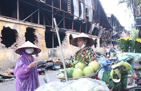 Vụ cháy công ty Rạng Đông: Phường rút khuyến cáo, dân vẫn lo - Ảnh 2. Vụ cháy công ty Rạng Đông: Phường rút khuyến cáo, dân vẫn lo - Ảnh 2.