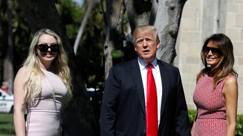 Ông Trump không muốn chụp ảnh chung với gái út vì út quá béo? - Ảnh 1. Ông Trump không muốn chụp ảnh chung với gái út vì út quá béo? - Ảnh 1.