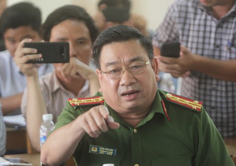 Nữ trưởng công an phường không đánh dân khi dẹp chợ tự phát - Ảnh 2. Nữ trưởng công an phường không đánh dân khi dẹp chợ tự phát - Ảnh 2.
