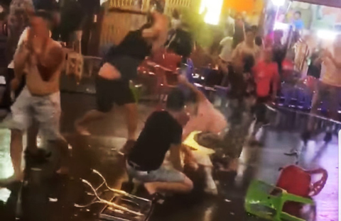 Công an lập hồ sơ làm rõ vụ xô xát có hung khí ở phố Tây Bùi Viện - Ảnh 1. Công an lập hồ sơ làm rõ vụ xô xát có hung khí ở phố Tây Bùi Viện - Ảnh 1.