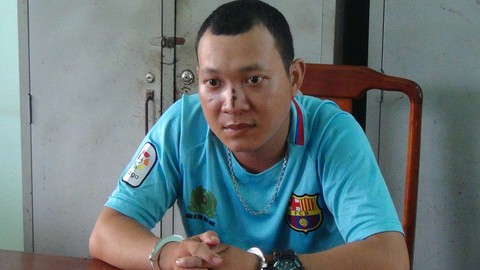Bắt thanh niên hóa trang cảnh sát giao thông chặn hù dọa lấy tiền người đi đường - Ảnh 1. Bắt thanh niên hóa trang cảnh sát giao thông chặn hù dọa lấy tiền người đi đường - Ảnh 1.