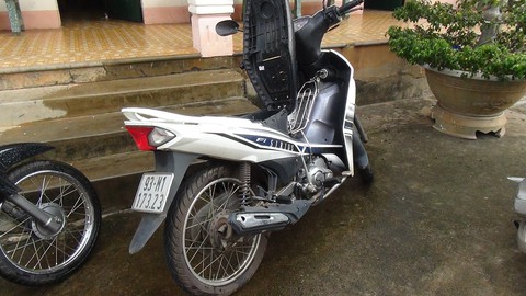 Bắt thanh niên hóa trang cảnh sát giao thông chặn hù dọa lấy tiền người đi đường - Ảnh 2. Bắt thanh niên hóa trang cảnh sát giao thông chặn hù dọa lấy tiền người đi đường - Ảnh 2.