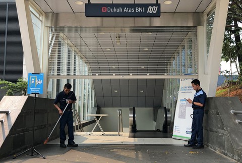 Thủ đô Jakarta hỗn loạn vì mất điện trên diện rộng kéo dài - Ảnh 3. Thủ đô Jakarta hỗn loạn vì mất điện trên diện rộng kéo dài - Ảnh 3.