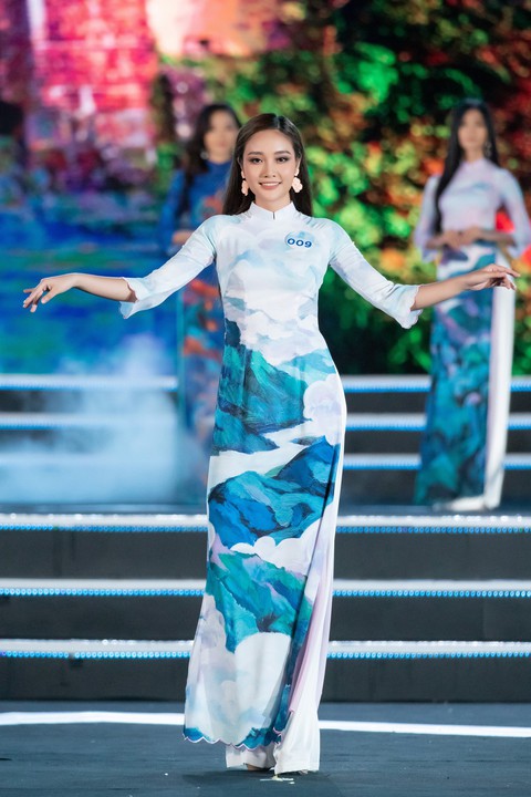 Bộ sưu tập áo dài đèo Hải Vân giúp Lương Thùy Linh đăng quang - Ảnh 5. Bộ sưu tập áo dài đèo Hải Vân giúp Lương Thùy Linh đăng quang - Ảnh 5.