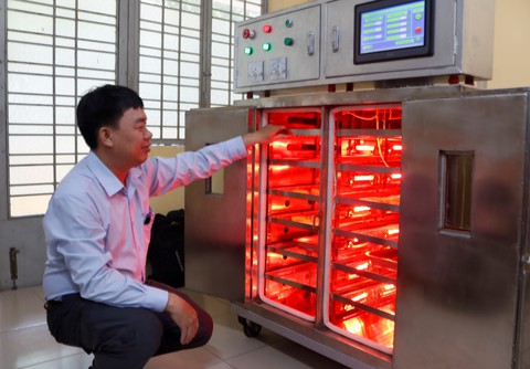Sinh viên chế tạo hệ thống sấy hồng ngoại thông minh - Ảnh 1. Sinh viên chế tạo hệ thống sấy hồng ngoại thông minh - Ảnh 1.