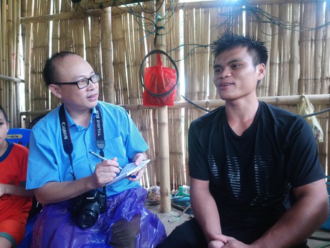 Thấy cụ già co ro, kiệt sức giữa nước lũ, em lao xuống cứu cụ thôi - Ảnh 4. Thấy cụ già co ro, kiệt sức giữa nước lũ, em lao xuống cứu cụ thôi - Ảnh 4.