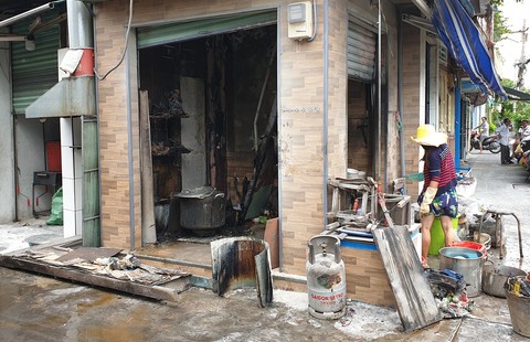 Thay gas bất cẩn gây cháy nổ, một người bị bỏng ở quán hủ tiếu - Ảnh 1. Thay gas bất cẩn gây cháy nổ, một người bị bỏng ở quán hủ tiếu - Ảnh 1.