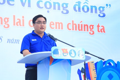 Hơn 5.000 người đi bộ tiếp sức đến trường - Ảnh 3. Hơn 5.000 người đi bộ tiếp sức đến trường - Ảnh 3.