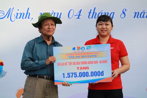 Hơn 5.000 người đi bộ tiếp sức đến trường - Ảnh 6. Hơn 5.000 người đi bộ tiếp sức đến trường - Ảnh 6.