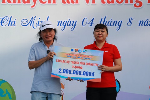 Hơn 5.000 người đi bộ tiếp sức đến trường - Ảnh 4. Hơn 5.000 người đi bộ tiếp sức đến trường - Ảnh 4.