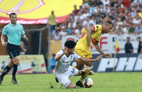 Sân Thiên Trường: Nam Định thoát thua trước Hoàng Anh Gia Lai - Ảnh 3. Sân Thiên Trường: Nam Định thoát thua trước Hoàng Anh Gia Lai - Ảnh 3.