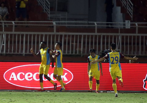 Thua đội chót bảng Sanna Khánh Hòa, TP.HCM mất ngôi đầu bảng V-League 2019 - Ảnh 4. Thua đội chót bảng Sanna Khánh Hòa, TP.HCM mất ngôi đầu bảng V-League 2019 - Ảnh 4.