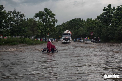 Khu đô thị ở Hà Nội ngập sâu, dân chèo thuyền dạo phố - Ảnh 8. Khu đô thị ở Hà Nội ngập sâu, dân chèo thuyền dạo phố - Ảnh 8.