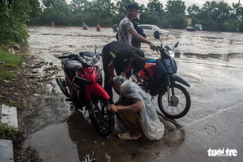 Khu đô thị ở Hà Nội ngập sâu, dân chèo thuyền dạo phố - Ảnh 7. Khu đô thị ở Hà Nội ngập sâu, dân chèo thuyền dạo phố - Ảnh 7.
