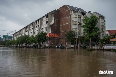 Khu đô thị ở Hà Nội ngập sâu, dân chèo thuyền dạo phố - Ảnh 2. Khu đô thị ở Hà Nội ngập sâu, dân chèo thuyền dạo phố - Ảnh 2.