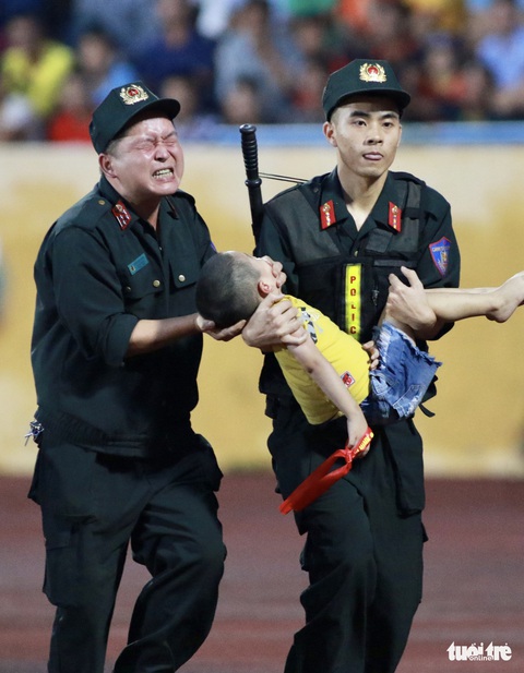 Nét đau tuyệt đẹp của anh cơ động để CĐV nhí co giật cắn nghiến tay mình - Ảnh 1. Nét đau tuyệt đẹp của anh cơ động để CĐV nhí co giật cắn nghiến tay mình - Ảnh 1.
