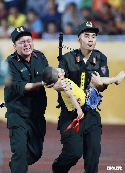Nét đau tuyệt đẹp của anh cơ động để CĐV nhí co giật cắn nghiến tay mình - Ảnh 3. Nét đau tuyệt đẹp của anh cơ động để CĐV nhí co giật cắn nghiến tay mình - Ảnh 3.