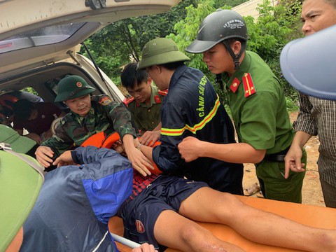 Vượt lũ, băng rừng tìm kiếm 11 người vẫn đang mất tích do mưa lũ - Ảnh 1. Vượt lũ, băng rừng tìm kiếm 11 người vẫn đang mất tích do mưa lũ - Ảnh 1.