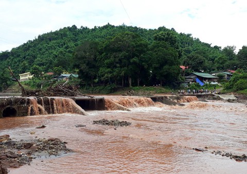 Rửa chân ở ven suối, hai cháu nhỏ bị lũ cuốn - Ảnh 1. Rửa chân ở ven suối, hai cháu nhỏ bị lũ cuốn - Ảnh 1.