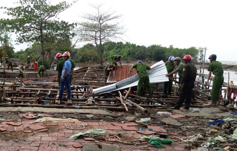 Sóng biển tràn qua nhiều đoạn đê ở Kiên Giang, cuốn trôi tài sản của dân - Ảnh 3. Sóng biển tràn qua nhiều đoạn đê ở Kiên Giang, cuốn trôi tài sản của dân - Ảnh 3.