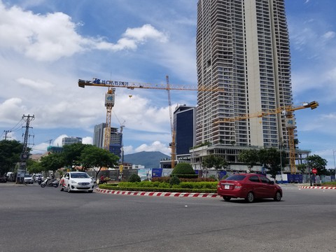 Đà Nẵng: Nhiều cầu tháp đe dọa an toàn người đi đường - Ảnh 5. Đà Nẵng: Nhiều cầu tháp đe dọa an toàn người đi đường - Ảnh 5.