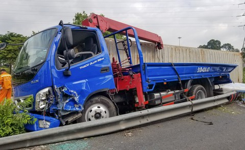 Thùng container lật, rơi trúng xe tải, tài xế may mắn thoát chết - Ảnh 2. Thùng container lật, rơi trúng xe tải, tài xế may mắn thoát chết - Ảnh 2.