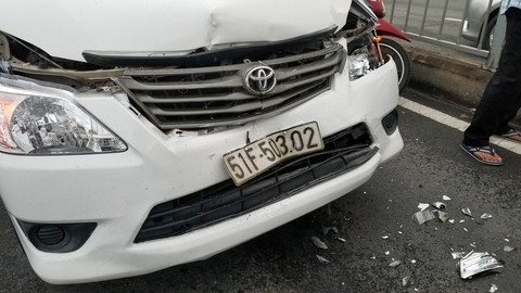 3 ôtô tông nhau trên cầu vượt Hàng Xanh, xe cộ kẹt cứng - Ảnh 2. 3 ôtô tông nhau trên cầu vượt Hàng Xanh, xe cộ kẹt cứng - Ảnh 2.